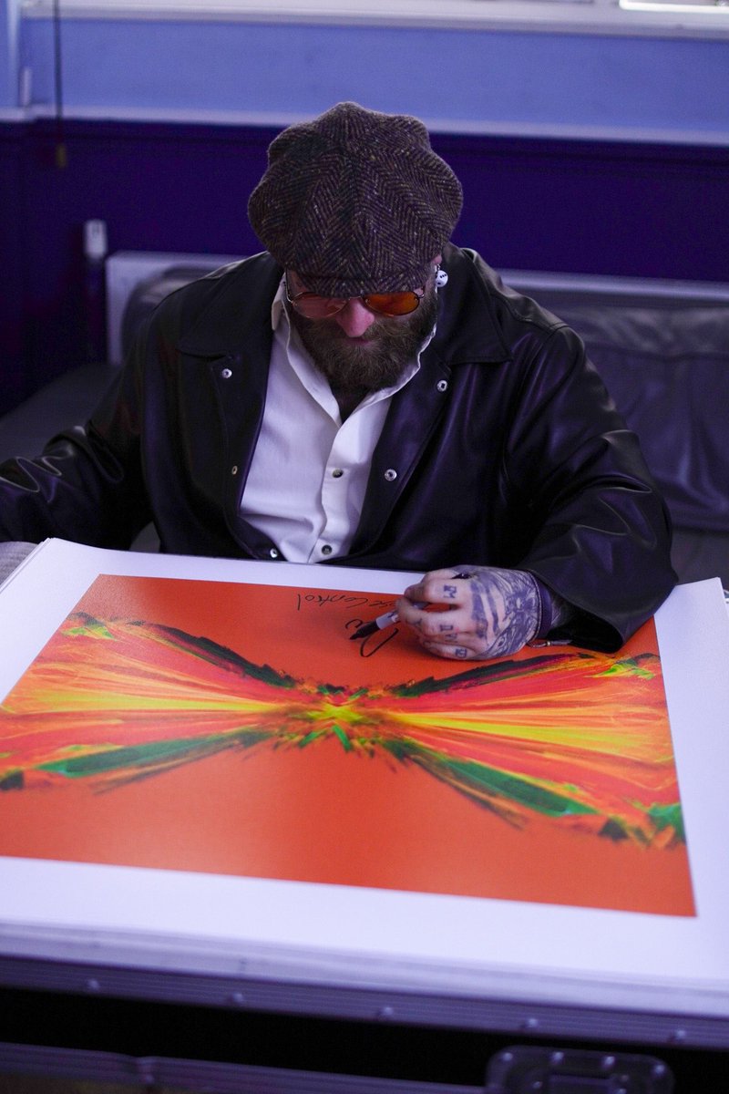 Soundwaves_Art's tweet photo. Our first collection with @teddyswims is now live! While he was in London, Teddy hand signed 100 artworks created from the iconic ‘Lose Control’. Every artwork is being sold to support The Gift of Music Foundation: https://t.co/4zRYCkkYjO https://t.co/m4Syf8hGZL