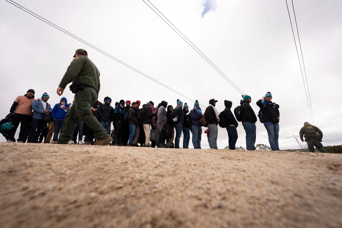 BIDEN'S BORDER | How Biden’s new order to halt asylum at the US border is supposed to work. Read more: bit.ly/3Vrvbaw