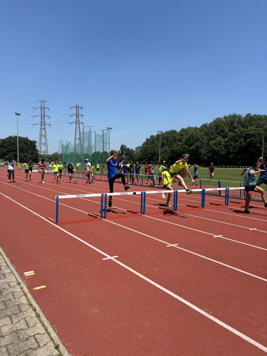 hubertine4's tweet photo. Belle journée ensoleillée pour le Championnat départemental d'athlétisme : 11ème sur 29 équipes engagées. Félicitations à tous 💪🏼💪🏼 @UNSSToulouse @unss31 @unss @Clg_HAuclert @EpsToulouse @G24Toulouse @actoulouse https://t.co/6B2Kzdmfbt