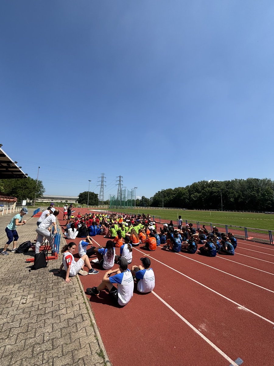 hubertine4's tweet photo. Belle journée ensoleillée pour le Championnat départemental d'athlétisme : 11ème sur 29 équipes engagées. Félicitations à tous 💪🏼💪🏼 @UNSSToulouse @unss31 @unss @Clg_HAuclert @EpsToulouse @G24Toulouse @actoulouse https://t.co/6B2Kzdmfbt