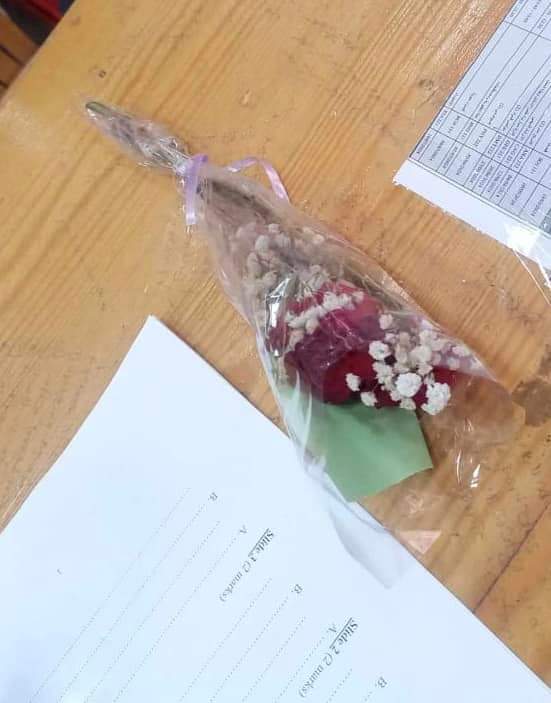 Asmaa_farok3's tweet photo. Flowers first day exam 🤦
الجامعه بتستقبلنا بالورد 😁 https://t.co/RWVb38PfVP