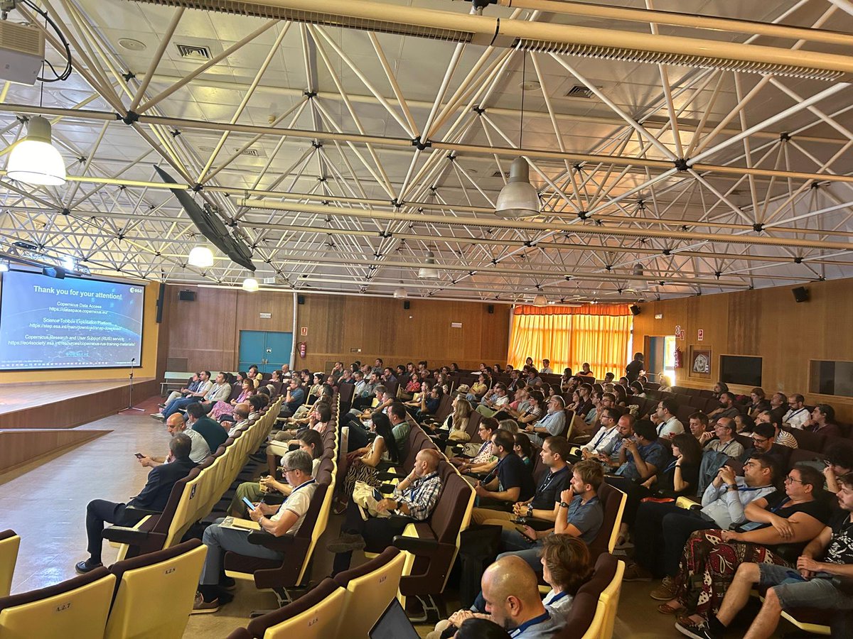 ICaballero28's tweet photo. Seguimos con las sesiones paralelas del XX Congreso #AETCadiz2024 con gran asistencia de los congresistas y ponentes 👨‍💻👩‍💻🧑‍💻👨‍💻👩‍💻 https://t.co/CG9wjNtZbE