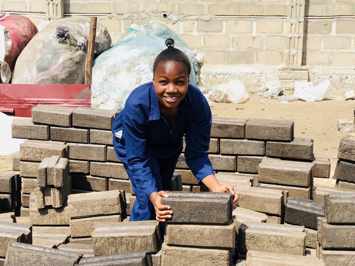 TaasisiyaUstawi's tweet photo. #ISWStudents
#chuochaustawiwajamii
#Innovation
#solvingsocialissues
#solvingsocialissueswithbusiness
Mkuu wa Chuo cha Ustawi wa Jamii Dkt. Joyce awatakia heri Wanafunzi Wanaoshiriki Mashindano ya ubunifu ya @hultprize Nairobi Kenya https://t.co/tpQkej0dob
