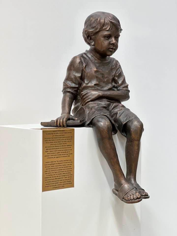 - Leotrimi më ka thirrë:

"Oj nanë, kqyr se edhe unë kam diçka në bark, jam semut prej barku

Kur ja kam hjek teshat ia kam parë se ju kish qky barku dhe i kishin ra zorrët, ja kam qit xhemperin me ia mbulu, më ka thënë 'ma nanë, mos um prek se po kam dhimbje shumë."