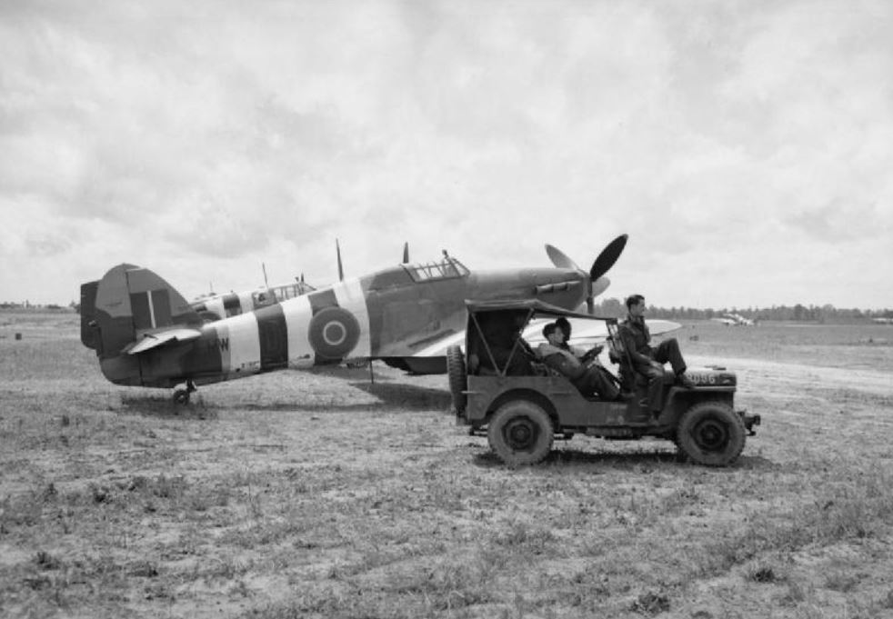 PeoplesMosquito's tweet photo. With only hours to go (after a weather cancellation on 5th June 1944), a variety of Allied aircraft were either in - or still getting 'Invasion Stripes' - ready for their tasking as part of #operationoverlord #dehavillandmosquito #DDay80 #invasionstripes A few examples: https://t.co/sGaam7ClZa