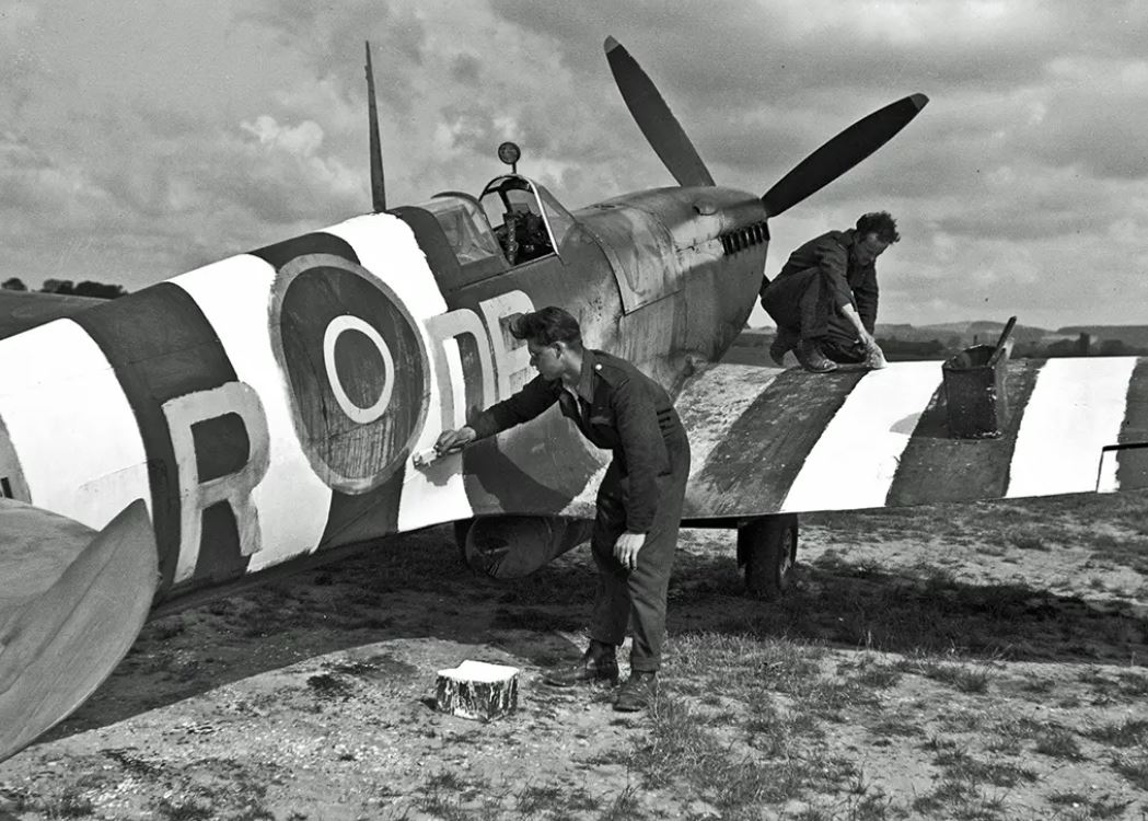 PeoplesMosquito's tweet photo. With only hours to go (after a weather cancellation on 5th June 1944), a variety of Allied aircraft were either in - or still getting 'Invasion Stripes' - ready for their tasking as part of #operationoverlord #dehavillandmosquito #DDay80 #invasionstripes A few examples: https://t.co/sGaam7ClZa