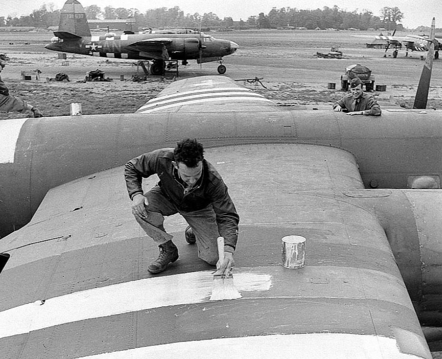 PeoplesMosquito's tweet photo. With only hours to go (after a weather cancellation on 5th June 1944), a variety of Allied aircraft were either in - or still getting 'Invasion Stripes' - ready for their tasking as part of #operationoverlord #dehavillandmosquito #DDay80 #invasionstripes A few examples: https://t.co/sGaam7ClZa