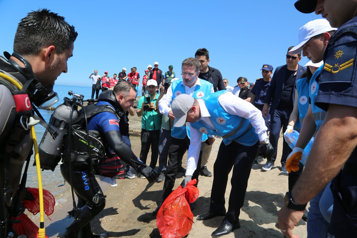 valiserdengecti's tweet photo. 1⃣ #DünyaÇevreGünü 🍀🏖️
En berrak güzelliğimiz olan denizimizi, deniz canlılarımızı ve sahilimizi korumayı bir vatan ödevi olarak görüyoruz.
Bugün mavi sularımızdan temizlediğimiz atıkları geri dönüşüme kazandırdık.♻️
#ÇevreHaftası💚 #OrtakEvimiz🌎
📍Plajlar Bölgesi https://t.co/DkEbfVhUaJ