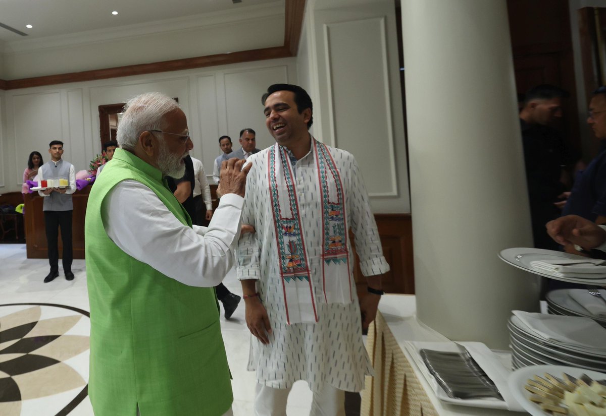 RLDparty's tweet photo. आज आदरणीय प्रधानमंत्री श्री नरेंद्र मोदी जी के आवास पर आयोजित एनडीए की बैठक में माननीय राष्ट्रीय अध्यक्ष चौधरी जयन्त सिंह जी शामिल हुए। 

बैठक में NDA के सभी घटक दल की सर्वसम्मति से  प्रधानमंत्री आदरणीय श्री @narendramodi जी को एकबार फिर एनडीए का नेता चुना गया। 

प्रधानमंत्री नरेंद्र मोदी जी के नेतृत्व में विकसित भारत की संकल्पना को साकार करने के एनडीए है तैयार।

@jayantrld
@JPNadda
@AmitShah
#RLD  #nda