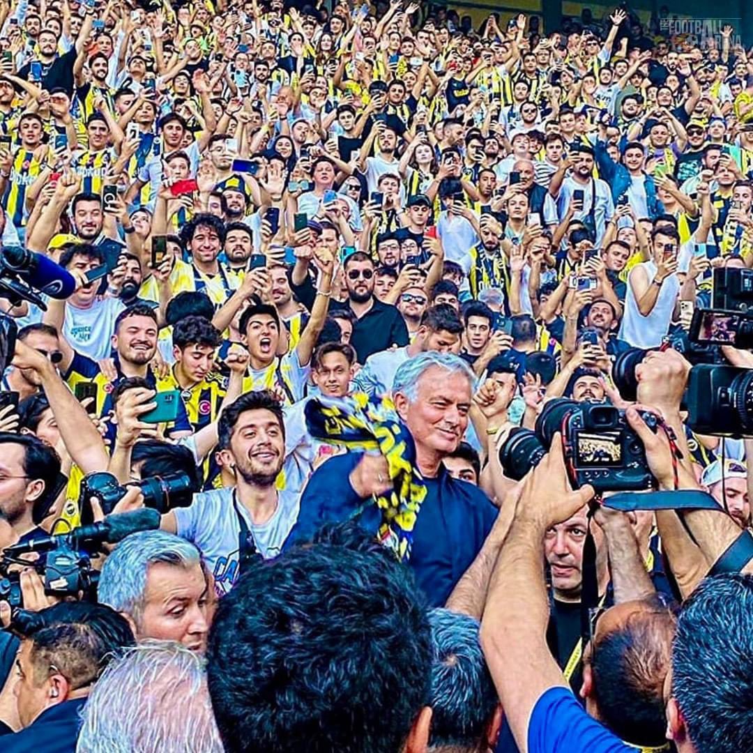 Nelson112489's tweet photo. Mourinho aura hits different. 💛💙 https://t.co/NukHN9x7hp
