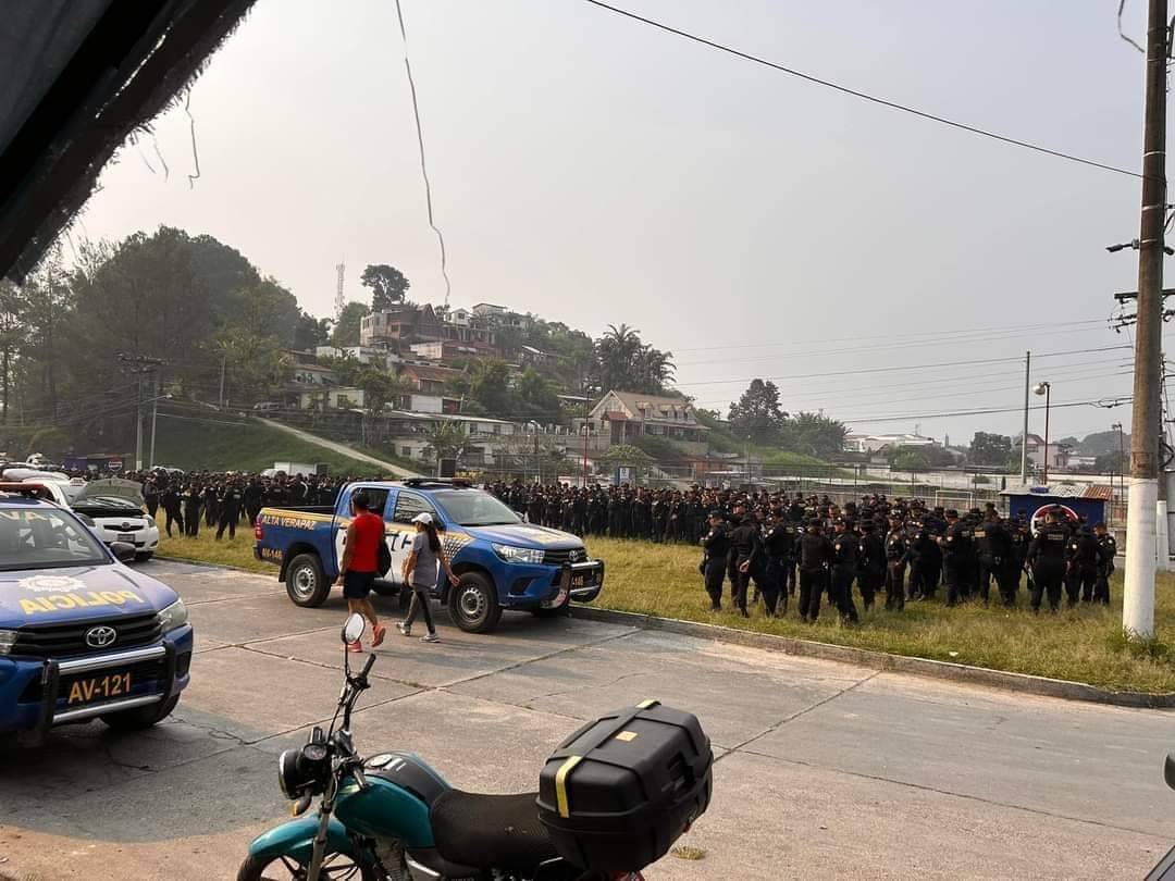 📢 #AltaVerapaz 🚨Más de 1,500 policías se encuentran en Cobán para ejecutar una orden desalojo en la finca El Tesoro

Este miércoles, agentes de la Policía Nacional Civil (PNC) se movilizaron a Cobán para desalojar a familias Q’eqchi’ que habitan en la finca, situada en la