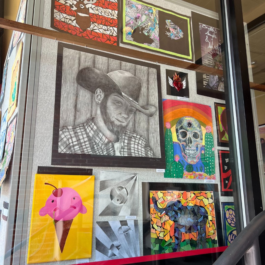 ExploreKeene's tweet photo. Take a walk in downtown Keene to see its transformation into an outdoor gallery! Until June 9th, experience local art in oil, pastel, photography, watercolor, mixed media, and more! Learn more about Keene ArtWalk here: https://t.co/2dmG9eJNx4
#explorekeene #keenenh #localart https://t.co/c9wzUBTrcR
