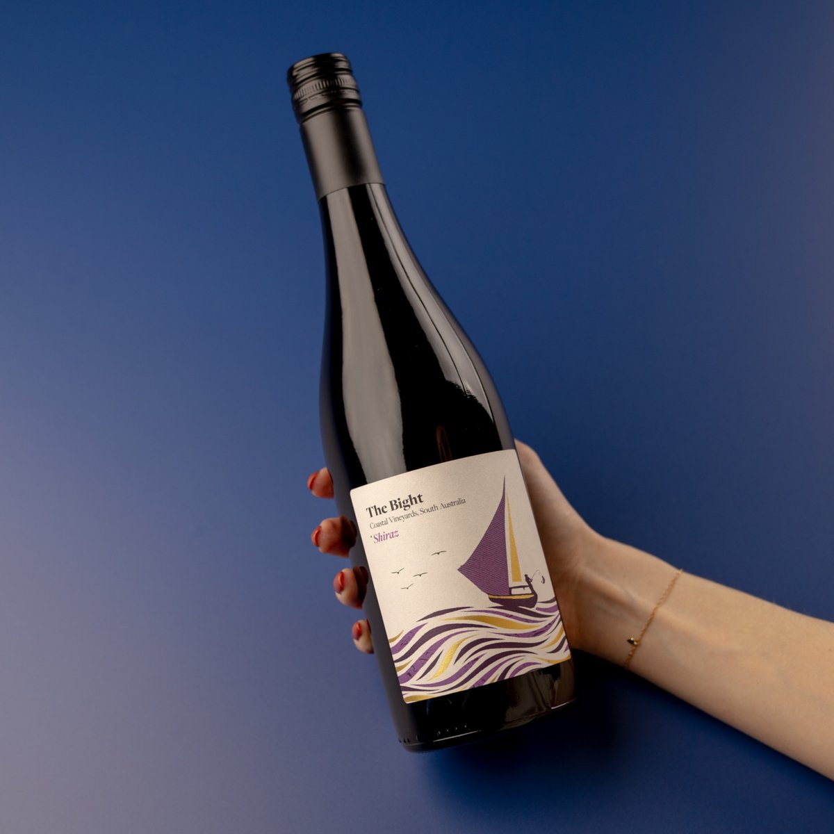 warehousewines_'s tweet photo. Indulge in the rich flavours of The Bight Shiraz 🍇 

Bursting with dark plum, red fruit, and spice notes, this wine is perfectly balanced with a refreshing lift. https://t.co/Jrrqlndqc3