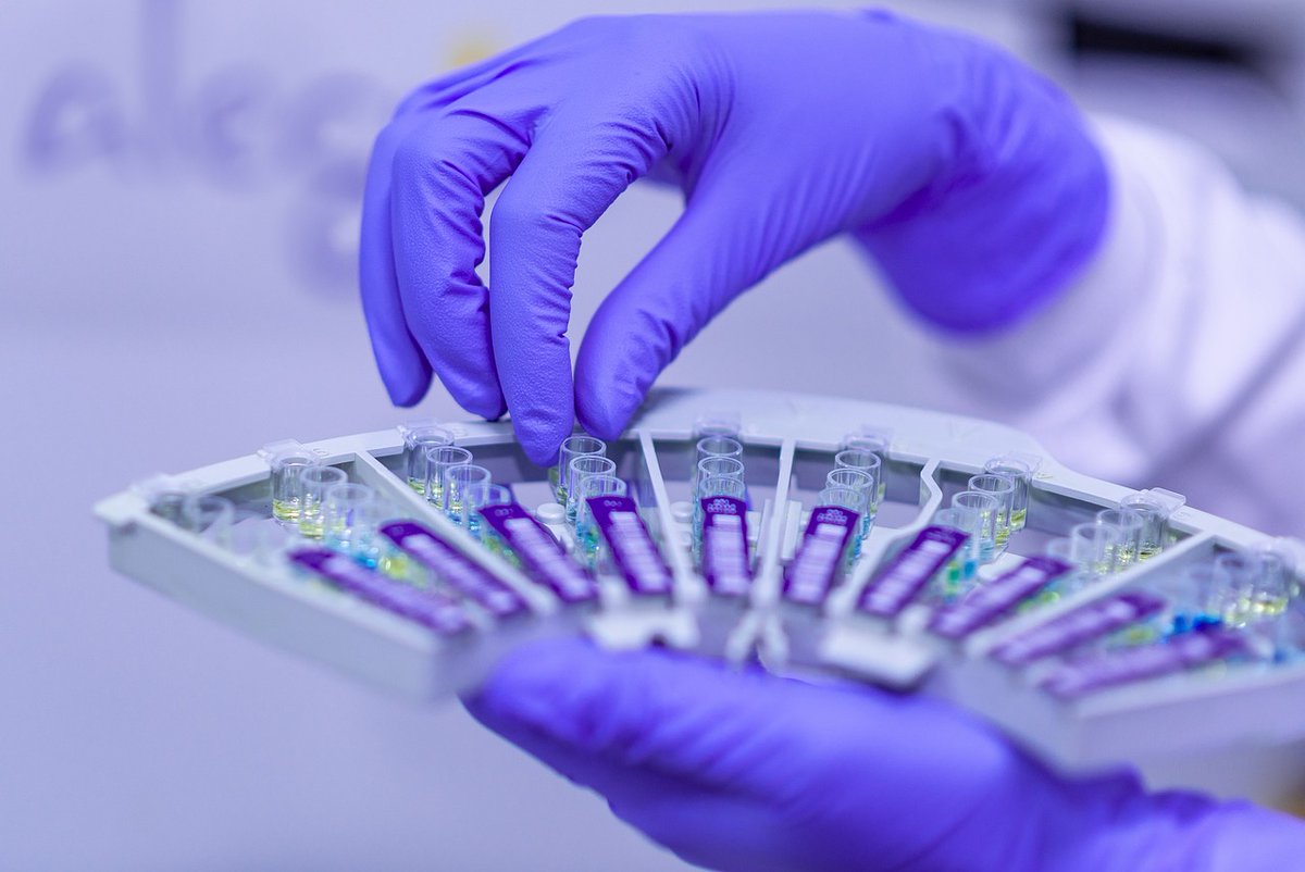 MAECgob's tweet photo. Investigadores españoles han identificado 27 genes comunes esenciales para el cáncer de próstata metastásico.

Lo han logrado utilizando nuevas herramientas y analizando todos y cada uno de los 20.000 genes conocidos.

¡Un nuevo ejemplo de #EspañaEnPositivo! https://t.co/y3BEVFbnQp