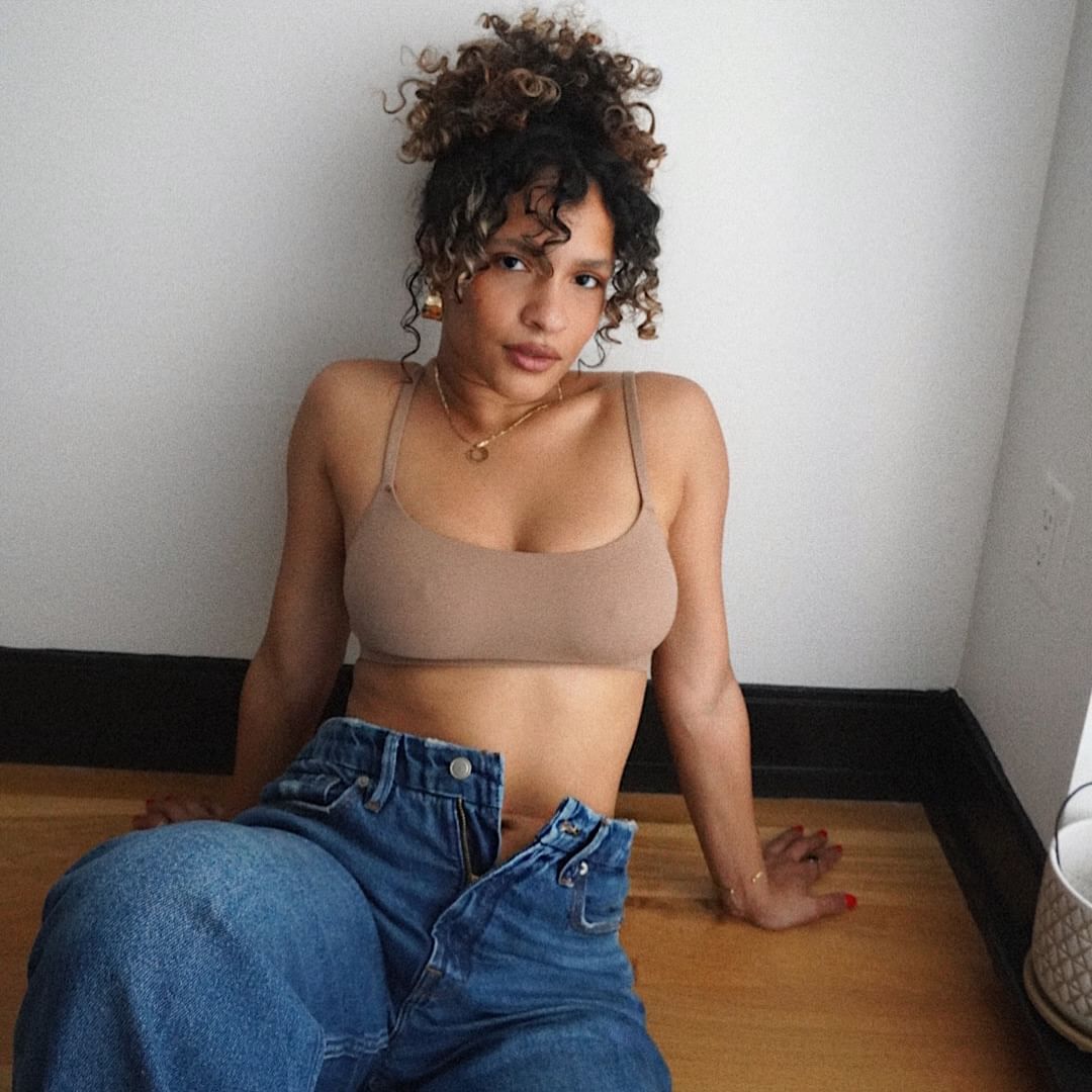 goodamerican's tweet image. And at the top of the pyramid, @diamondehelper in our Good ‘90s Relaxed Jeans 👉goodamerican.visitlink.me/lRqOlQ