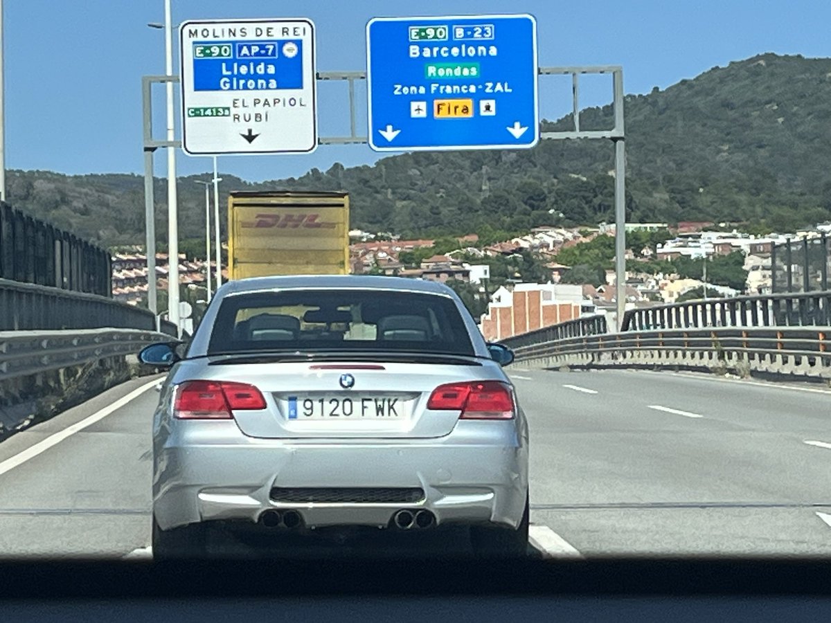 MarcelCAT131's tweet photo. El propietari del vehicle que es veu a la foto, ha llençat unes ulleres fosques per la finestra que han anat a parar a la calçada de la carretera N-II a la rotonda que he assenyalat al mapa al municipi de Pallejà! Quina vergonya… https://t.co/g39AHna4z8