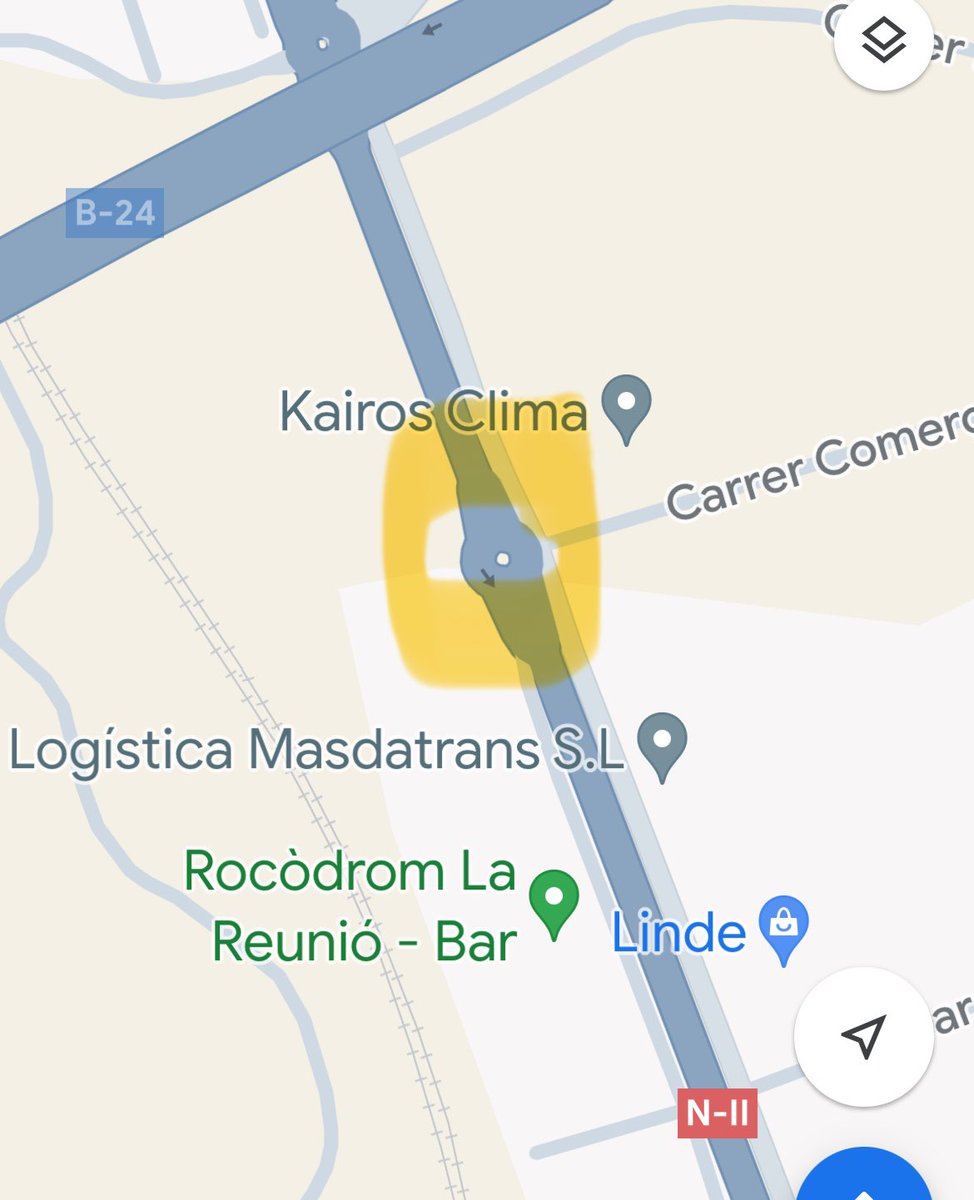 MarcelCAT131's tweet photo. El propietari del vehicle que es veu a la foto, ha llençat unes ulleres fosques per la finestra que han anat a parar a la calçada de la carretera N-II a la rotonda que he assenyalat al mapa al municipi de Pallejà! Quina vergonya… https://t.co/g39AHna4z8