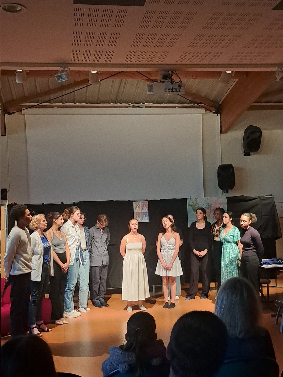 Présentation de la pièce " Tristerre, les sanglots de Gaia" par l'atelier théâtre du lycée <a href="/CGuerinPoitiers/">Lycée Camille GUERIN</a> .
Derniere représentation au lycée. Un grand merci à la maison de la Gibauderie pour leur accueil dans le cadre de ce projet.
  <a href="/acpoitiers/">Académie de Poitiers</a> 
<a href="/DSDEN86/">DSDEN de la VIENNE</a>