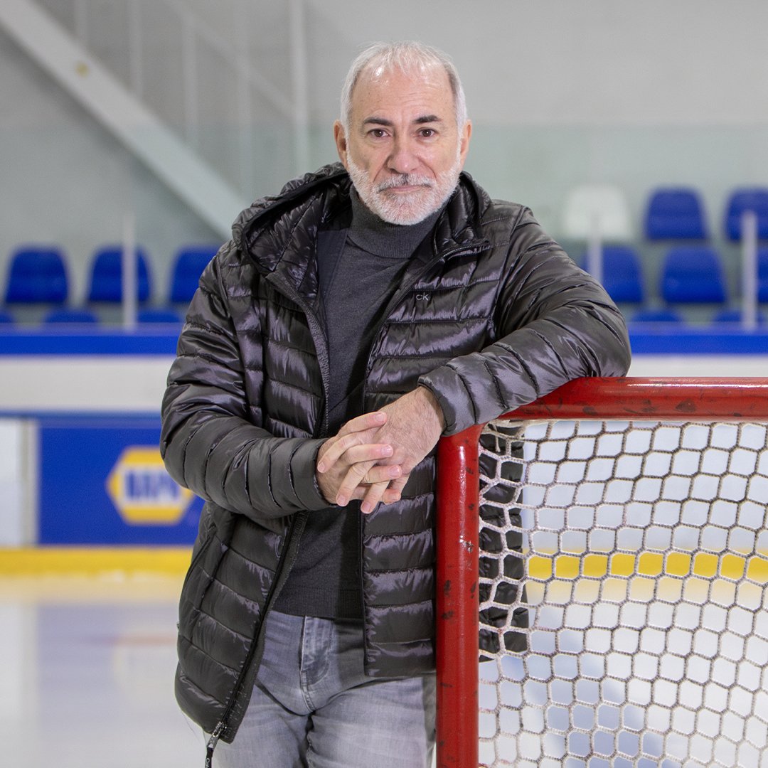 HeartandStroke's tweet photo. “I thought I was playing particularly well. Then, everything went dark.” While playing hockey, actor and singer @RobertMarien01 experienced a cardiac arrest. Since then, he’s been on a mission to save others.
Read his story: https://t.co/YCqKXEKTC4.
#AEDAwarenessWeek https://t.co/tuU3HZmIQO