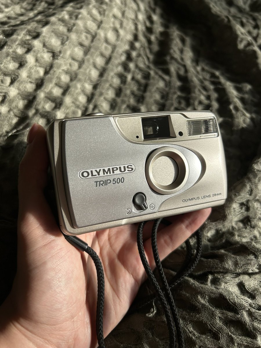 Вчера вечером мне очень захотелось пленочный фотик (простите, остальные 150 моих фотиков)

И вот он приехал красивый с Авито! Оч прикольное чувство, когда ты сфоткал и не можешь посмотреть че там))

И в пленке всего 36 кадров, надо думать тщательно, на кого их тратить