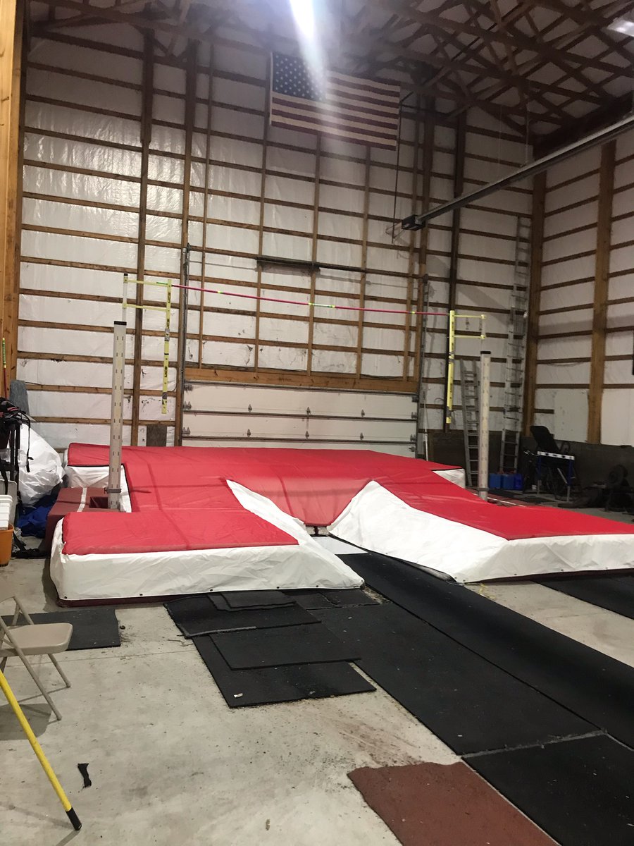 ETPSports's tweet photo. Check out this pole vault mesh top pad w/ vinyl skirt that @vaulthighathletics recently ordered from us! 

It came out great! 

#polevault #trackandfield https://t.co/QeLVi0751X