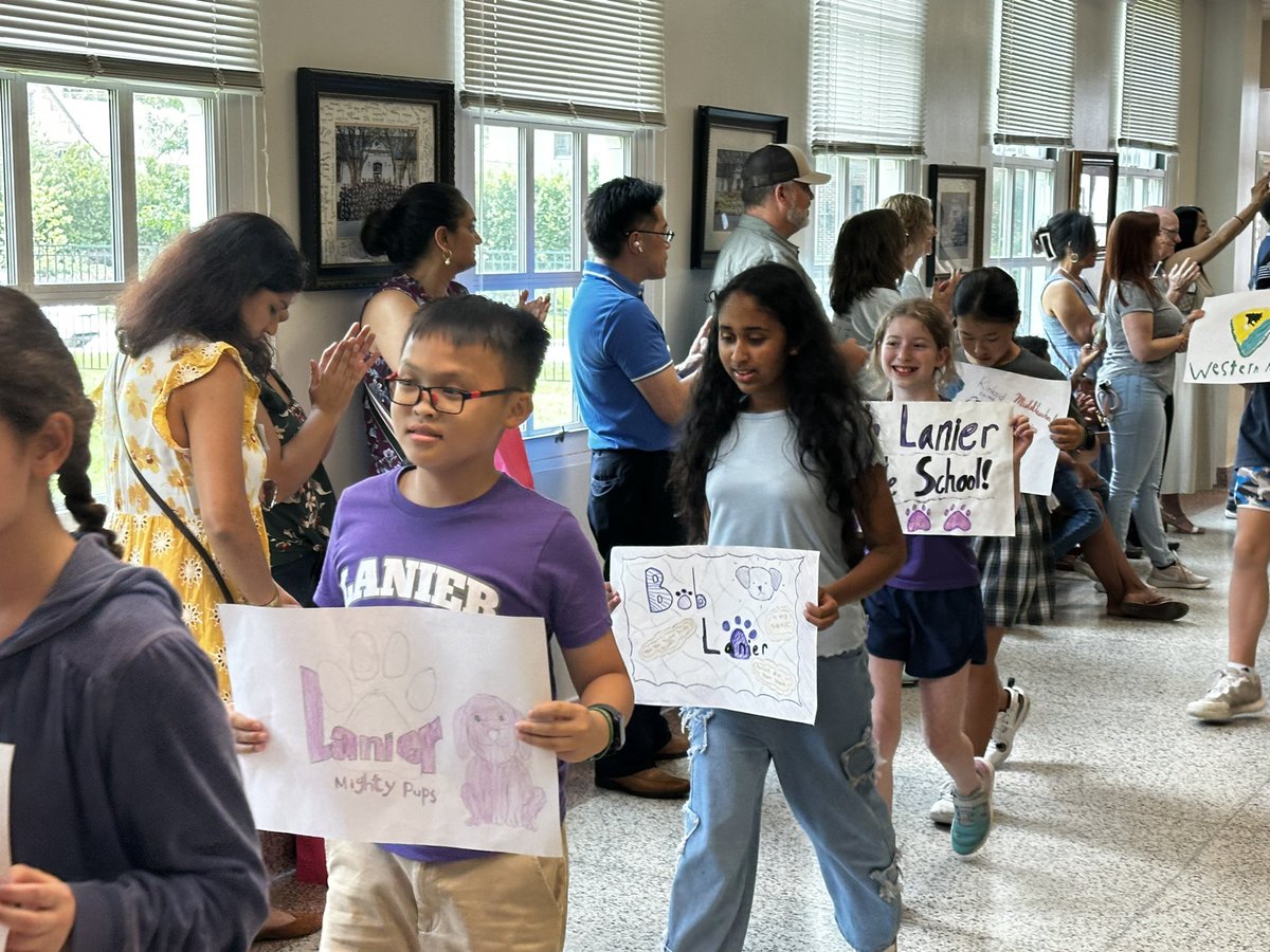 ROEworld's tweet image. Our 5th graders are heading to middle school! @HISDCentral #finalwalk