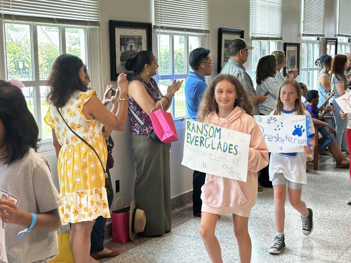 ROEworld's tweet image. Our 5th graders are heading to middle school! @HISDCentral #finalwalk