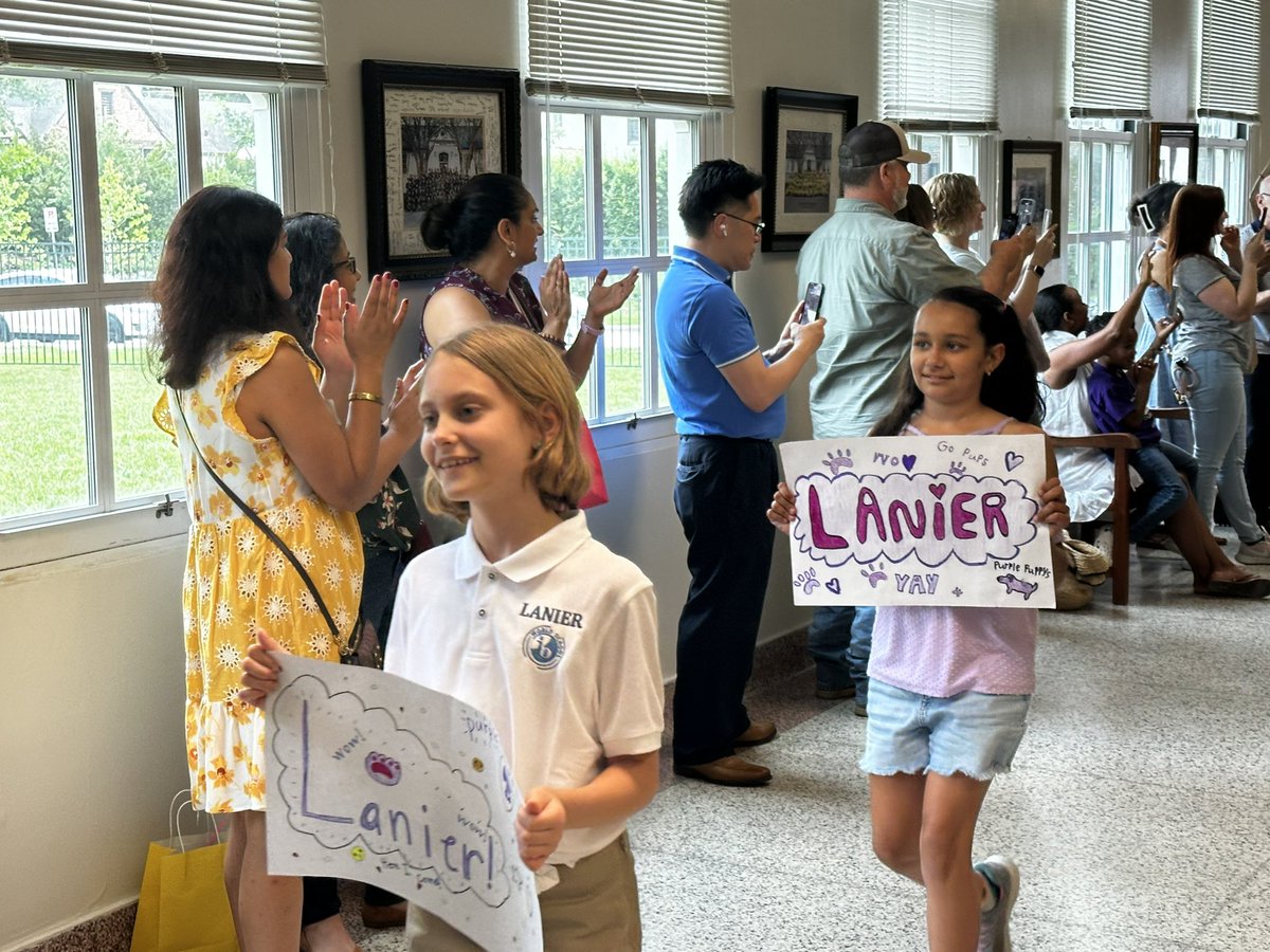 ROEworld's tweet image. Our 5th graders are heading to middle school! @HISDCentral #finalwalk