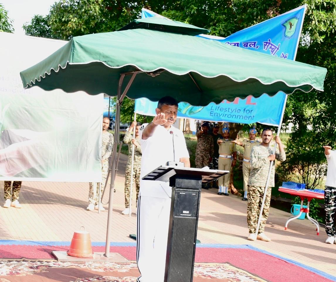 GC_CRPF_RANCHI's tweet photo. मेरी लाइफ कार्यकर्म के तहत  दिनाँक 5/05/24 से 5/06/24 तक ग्रुप केंद्र रांची में विभिन्न कार्यक्रम का आयोजन किया गया जिसके तहत आज  विश्व  पर्यावरण दिवस  पर वृक्षारोपण किया गया  जिसमे श्री डी. एन. लाल उप महानिरीक्षक  और अन्य कार्मिकों ने भाग लिया। @crpfindia  @HMOIndia @cwacrpf https://t.co/E49DBEqzSB