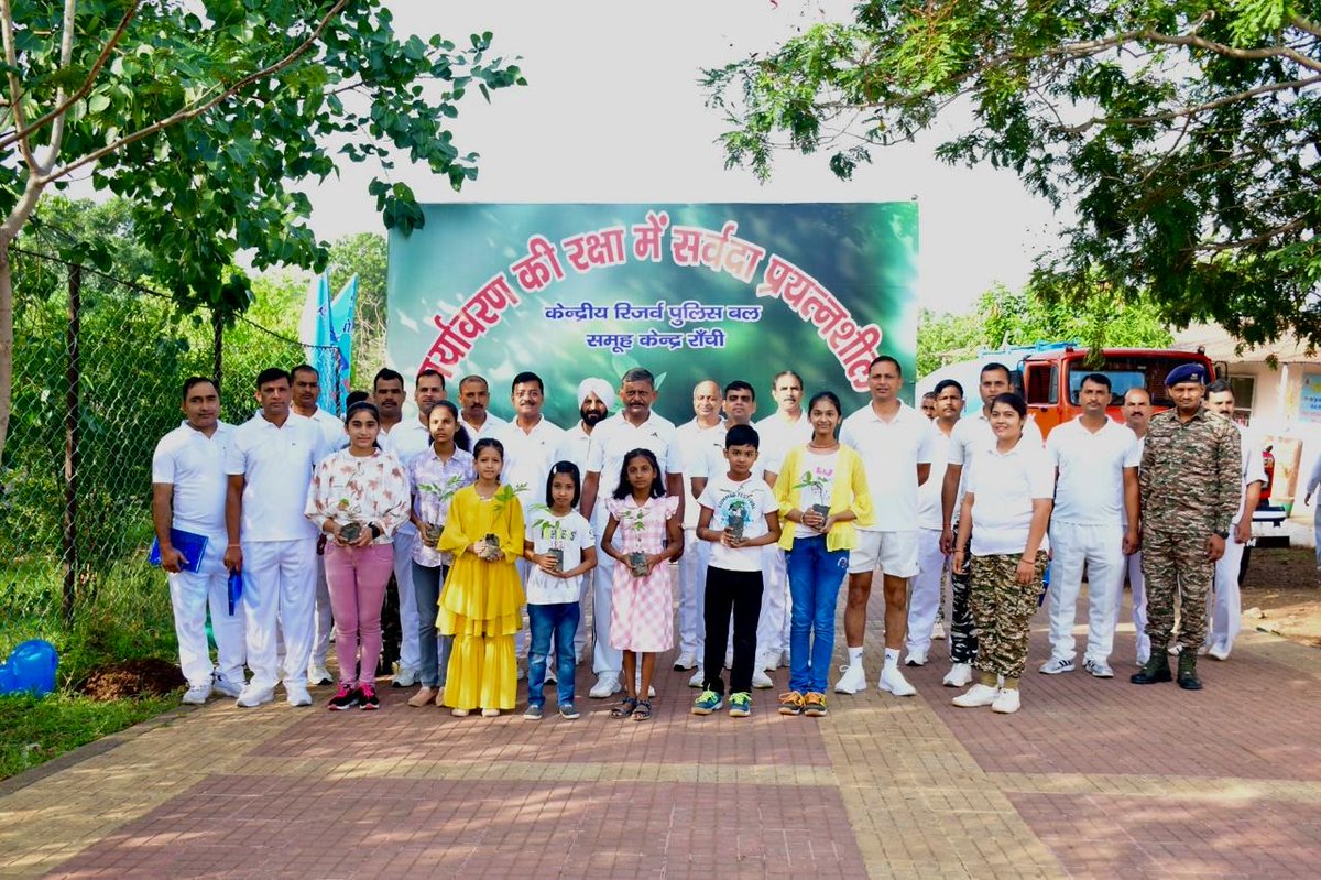 GC_CRPF_RANCHI's tweet photo. मेरी लाइफ कार्यकर्म के तहत  दिनाँक 5/05/24 से 5/06/24 तक ग्रुप केंद्र रांची में विभिन्न कार्यक्रम का आयोजन किया गया जिसके तहत आज  विश्व  पर्यावरण दिवस  पर वृक्षारोपण किया गया  जिसमे श्री डी. एन. लाल उप महानिरीक्षक  और अन्य कार्मिकों ने भाग लिया। @crpfindia  @HMOIndia @cwacrpf https://t.co/E49DBEqzSB