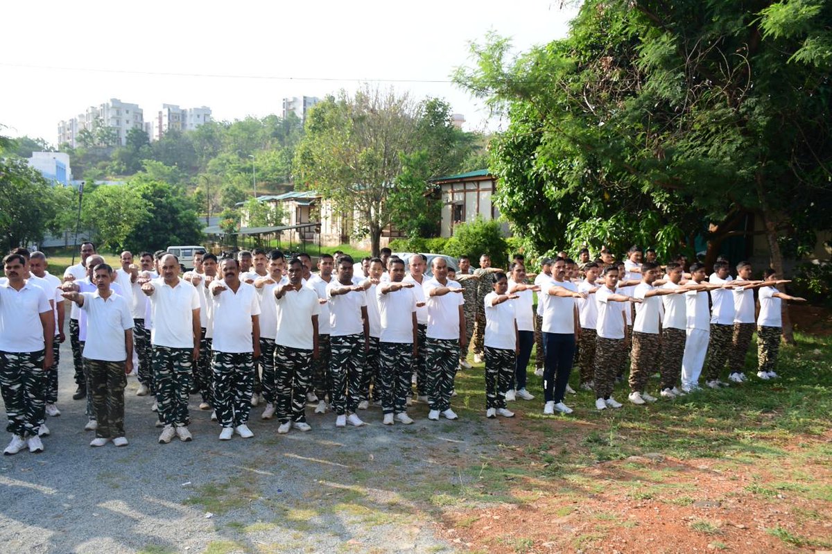 GC_CRPF_RANCHI's tweet photo. मेरी लाइफ कार्यकर्म के तहत  दिनाँक 5/05/24 से 5/06/24 तक ग्रुप केंद्र रांची में विभिन्न कार्यक्रम का आयोजन किया गया जिसके तहत आज  विश्व  पर्यावरण दिवस  पर वृक्षारोपण किया गया  जिसमे श्री डी. एन. लाल उप महानिरीक्षक  और अन्य कार्मिकों ने भाग लिया। @crpfindia  @HMOIndia @cwacrpf https://t.co/E49DBEqzSB