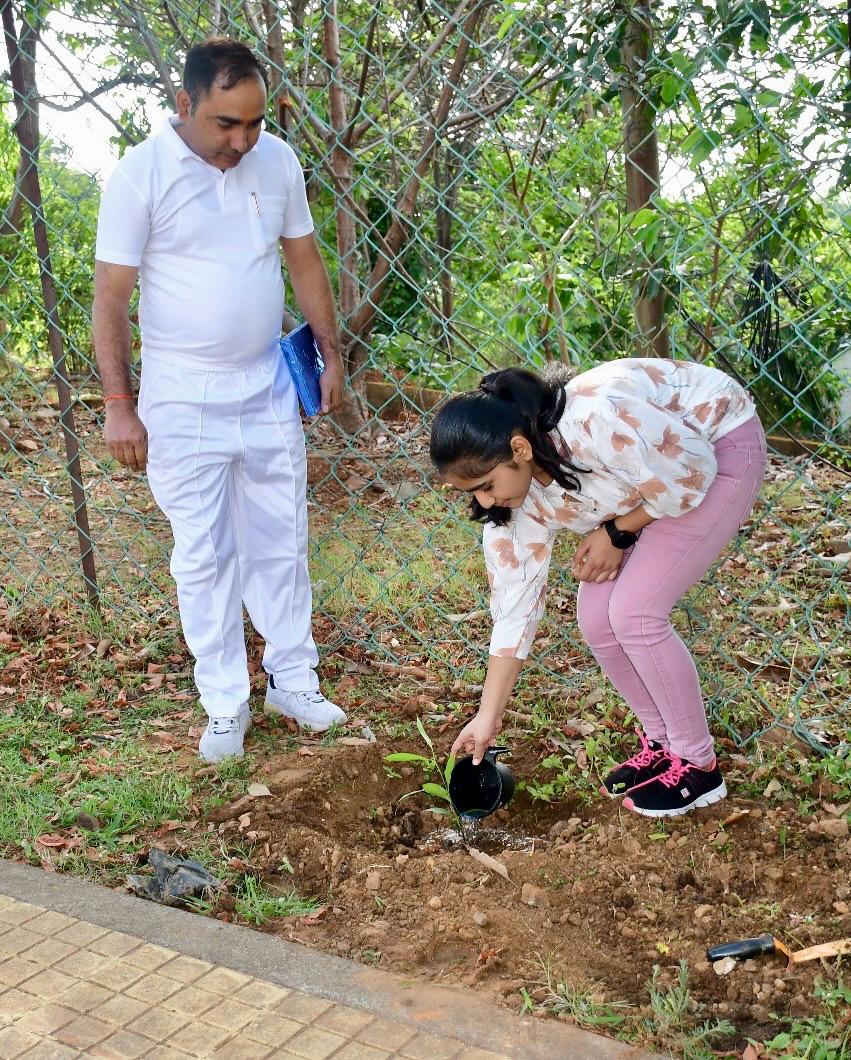 GC_CRPF_RANCHI's tweet photo. मेरी लाइफ कार्यकर्म के तहत  दिनाँक 5/05/24 से 5/06/24 तक ग्रुप केंद्र रांची में विभिन्न कार्यक्रम का आयोजन किया गया जिसके तहत आज  विश्व  पर्यावरण दिवस  पर वृक्षारोपण किया गया  जिसमे श्री डी. एन. लाल उप महानिरीक्षक  और अन्य कार्मिकों ने भाग लिया। @crpfindia  @HMOIndia @cwacrpf https://t.co/E49DBEqzSB