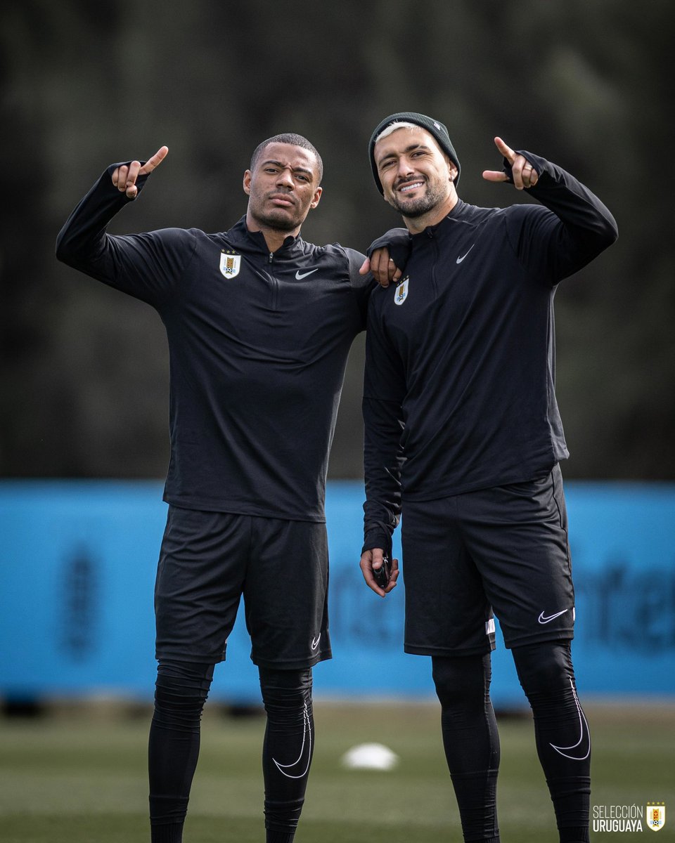 futebol_info's tweet photo. Flamengo reconhece que não possui brecha jurídica para ter Varela, Viña, De La Cruz e Arrascaeta no jogo contra o Grêmio, no dia 13.

Após receber negativa do Uruguai, o Rubro-Negro ameaçou trazer o quarteto "na marra", mas esbarrou no artigo 7 do regulamento da FIFA, que diz que os jogadores devem ser liberados por seus clubes na segunda-feira que antecede a semana de início de competições como Copa América e Eurocopa. Neste caso, no dia 10 (próxima segunda-feira).

🗞 @GoalBR | @simpraisa
📸 Divulgação/Uruguai