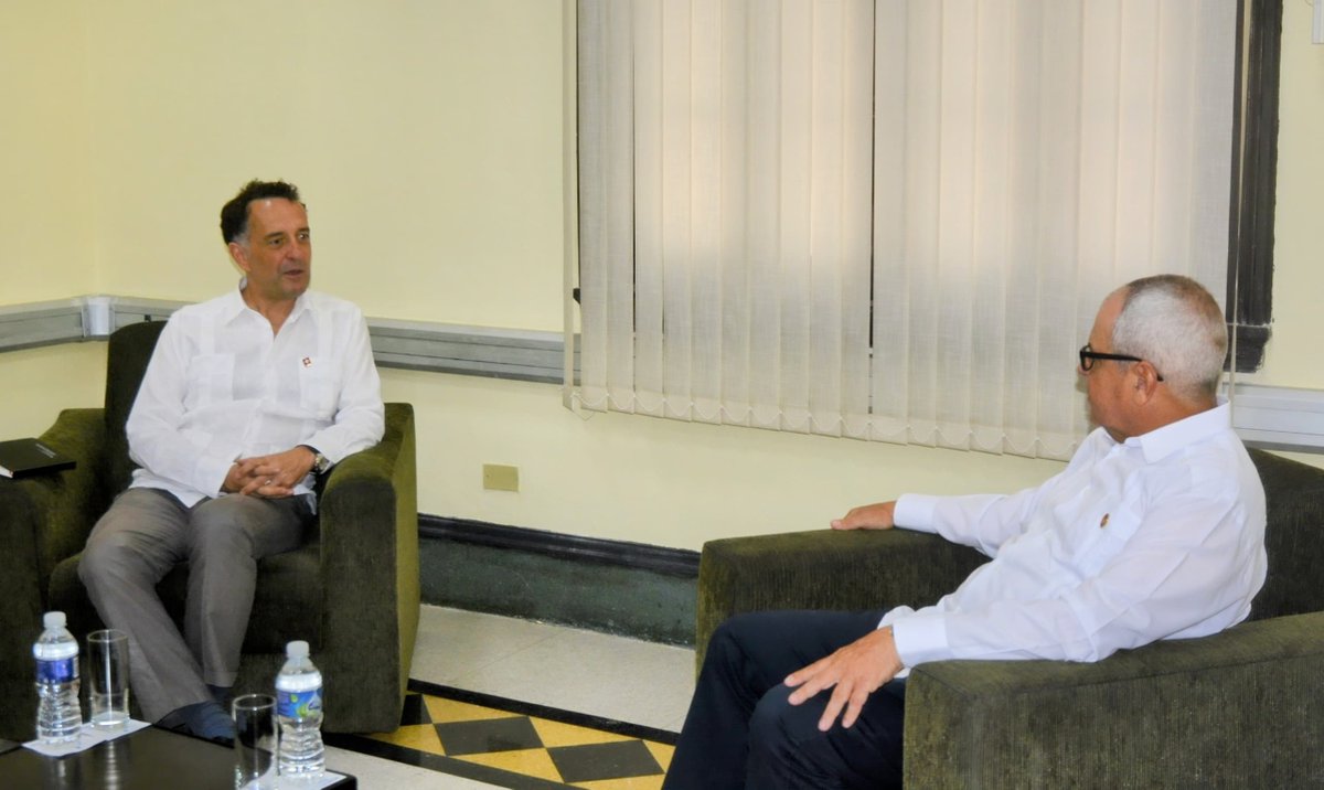 AsambleaCuba's tweet photo. El Secretario de @AsambleaCuba, @HomeroAcostaA, sostuvo un cordial encuentro, en el Capitolio Nacional, con Stefano Vescovi, embajador extraordinario y plenipotenciario de #Suiza🇨🇭 en #Cuba🇨🇺 

Coincidieron en ampliar y fortalecer vínculos interparlamentarios entre ambas naciones https://t.co/ItzmFULJqL