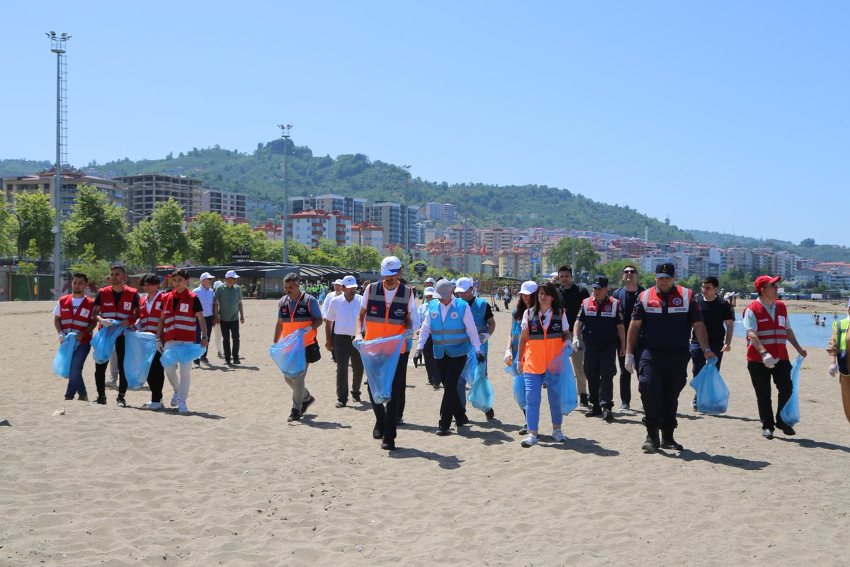 valiserdengecti's tweet photo. 2⃣ #DünyaÇevreGünü 🍀🏖️
Giresun, deniz, doğa ve temizlik birbirine çok yakışıyor.😊
Lütfen huzur bulmak için geldiğimiz alanları tertemiz bırakalım.
#ÇevreHaftası💚 #OrtakEvimiz🌎
📍Plajlar Bölgesi https://t.co/lBWDb7R3W5