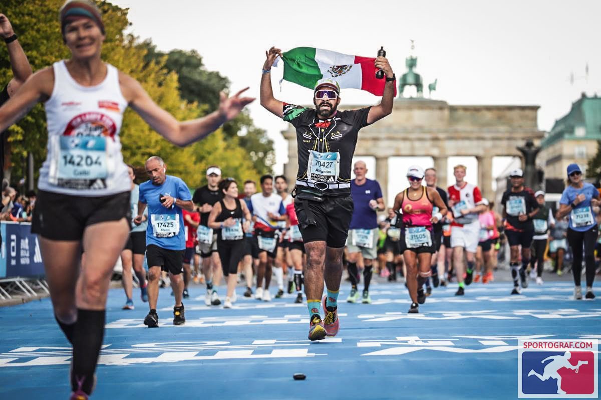 yafmveracruz's tweet photo. Hoy en el #NationalRunningDay felicitamos a nuestro compañero Alex Tapia por las Carrera que ha dado al rededor del mundo 🌍 

📸🏃‍♂️ Marathon Berlin

“Feliz día mundial del corredor” a todos los amantes de este deporte 🏃‍♂️

@alextapia_ https://t.co/0en2GJLcCT