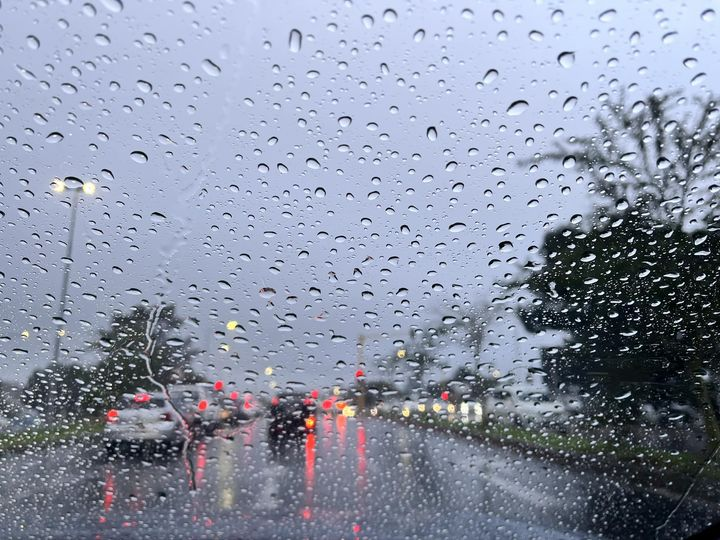 ReenvalSA's tweet photo. Cape Town is wet, wet now. Lovely rain coming down. 📸Linda Venter
#drive_safe https://t.co/2gvkntx6xb