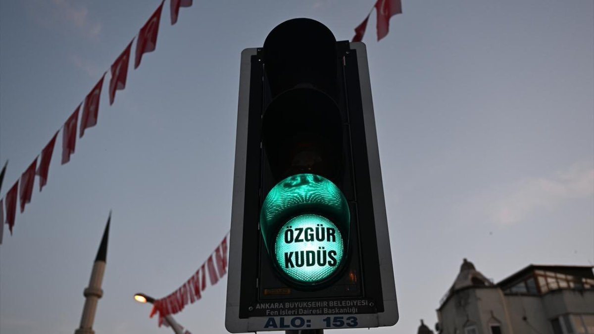 ConflictTR's tweet photo. 🔴 Ankara’da bazı trafik lambalarına, "Özgür Kudüs" ve "Katil İsrail" yazıldı. https://t.co/tUg23EBBR7