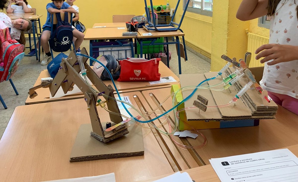 CEIPCERVANTES1's tweet photo. El alumnado de 4° presenta su primer producto final del proyecto materia y energía: brazo hidráulico. 
¡Genial! 👨‍🔬👨‍🚀👩‍🔬 @EducaAnd @DGOIPyEE  @DGTaTEd  @cepse4  @educaINTEF  @CienciaGob  @Red_EQAp https://t.co/BASzxukQvD