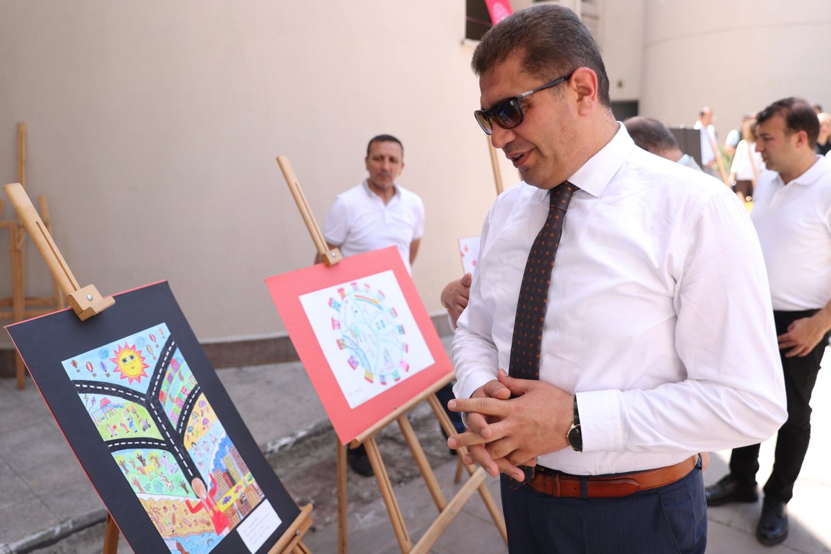 duzce_valiligi's tweet photo. Çevre bilincini yaymak ve doğayı korumak için bir araya geldik! 🌍✨

📍 Valilik Kampüsü

🎨🖌️Valimiz Sayın @ValiSelcukAslan, "5 Haziran Dünya Çevre Günü" etkinlikleri kapsamında Çevre, Şehircilik ve İklim Değişikliği İl Müdürlüğü'nün organizasyonu ile Düzce Güzel Sanatlar Lisesi öğrencileri tarafından hazırlanan "Çevre" konulu resim sergisine iştirak etti.

♻️🏆Sayın Valimiz, resim yarışmasında dereceye giren öğrencilerimize ve atık pil toplama yarışmasında dereceye giren öğrencilerimize ödüllerini takdim etti. Hamidiye Şehit Özgür Işık İlkokulu öğrencileri ise atık malzemelerden ürettikleri kostümleri ile etkinliğe renk kattı.

#5HaziranDünyaÇevreGünü 🌿🌳♻️