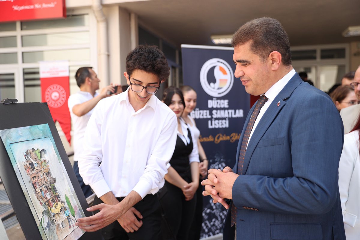 duzce_valiligi's tweet photo. Çevre bilincini yaymak ve doğayı korumak için bir araya geldik! 🌍✨

📍 Valilik Kampüsü

🎨🖌️Valimiz Sayın @ValiSelcukAslan, "5 Haziran Dünya Çevre Günü" etkinlikleri kapsamında Çevre, Şehircilik ve İklim Değişikliği İl Müdürlüğü'nün organizasyonu ile Düzce Güzel Sanatlar Lisesi öğrencileri tarafından hazırlanan "Çevre" konulu resim sergisine iştirak etti.

♻️🏆Sayın Valimiz, resim yarışmasında dereceye giren öğrencilerimize ve atık pil toplama yarışmasında dereceye giren öğrencilerimize ödüllerini takdim etti. Hamidiye Şehit Özgür Işık İlkokulu öğrencileri ise atık malzemelerden ürettikleri kostümleri ile etkinliğe renk kattı.

#5HaziranDünyaÇevreGünü 🌿🌳♻️