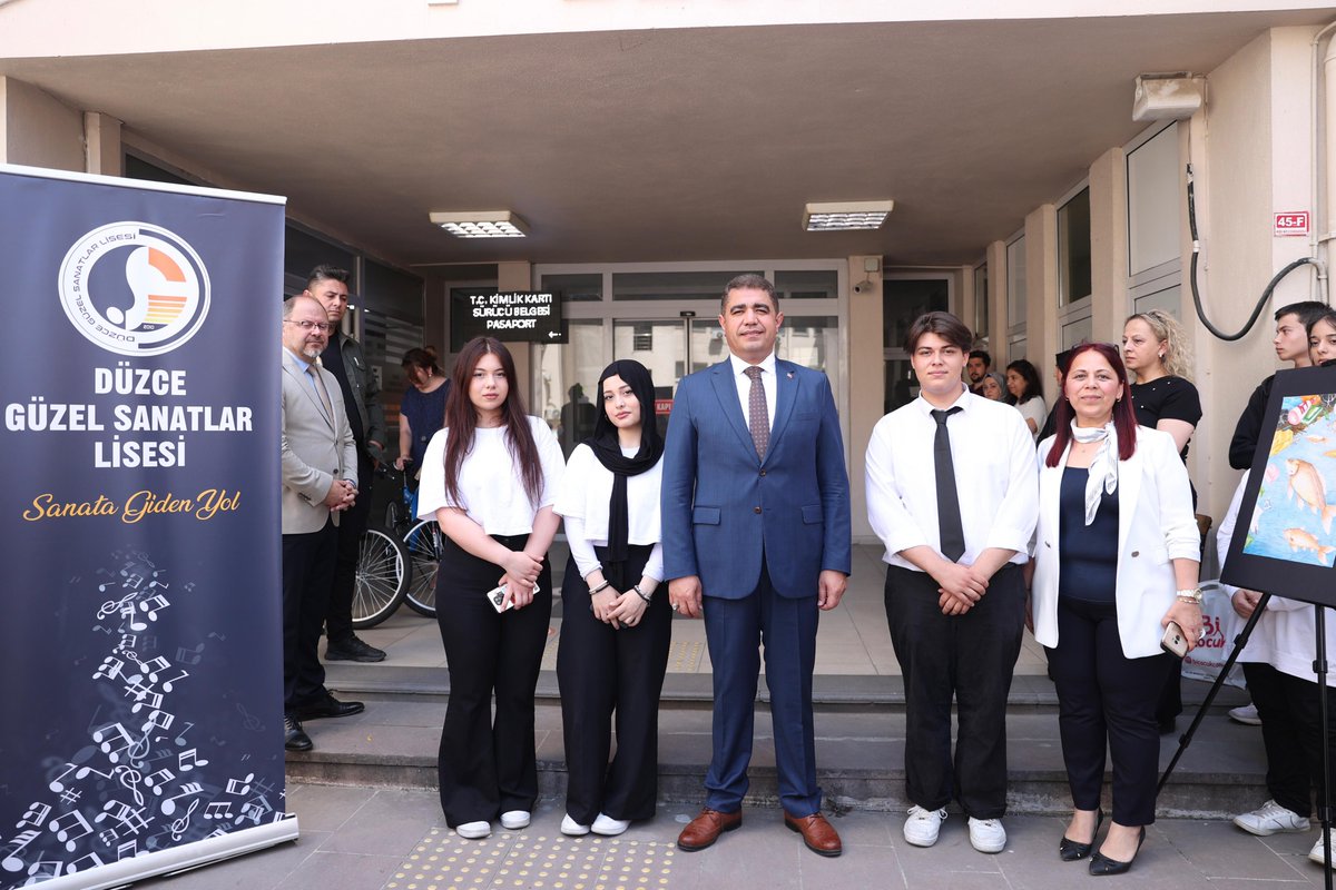 duzce_valiligi's tweet photo. Çevre bilincini yaymak ve doğayı korumak için bir araya geldik! 🌍✨

📍 Valilik Kampüsü

🎨🖌️Valimiz Sayın @ValiSelcukAslan, "5 Haziran Dünya Çevre Günü" etkinlikleri kapsamında Çevre, Şehircilik ve İklim Değişikliği İl Müdürlüğü'nün organizasyonu ile Düzce Güzel Sanatlar Lisesi öğrencileri tarafından hazırlanan "Çevre" konulu resim sergisine iştirak etti.

♻️🏆Sayın Valimiz, resim yarışmasında dereceye giren öğrencilerimize ve atık pil toplama yarışmasında dereceye giren öğrencilerimize ödüllerini takdim etti. Hamidiye Şehit Özgür Işık İlkokulu öğrencileri ise atık malzemelerden ürettikleri kostümleri ile etkinliğe renk kattı.

#5HaziranDünyaÇevreGünü 🌿🌳♻️