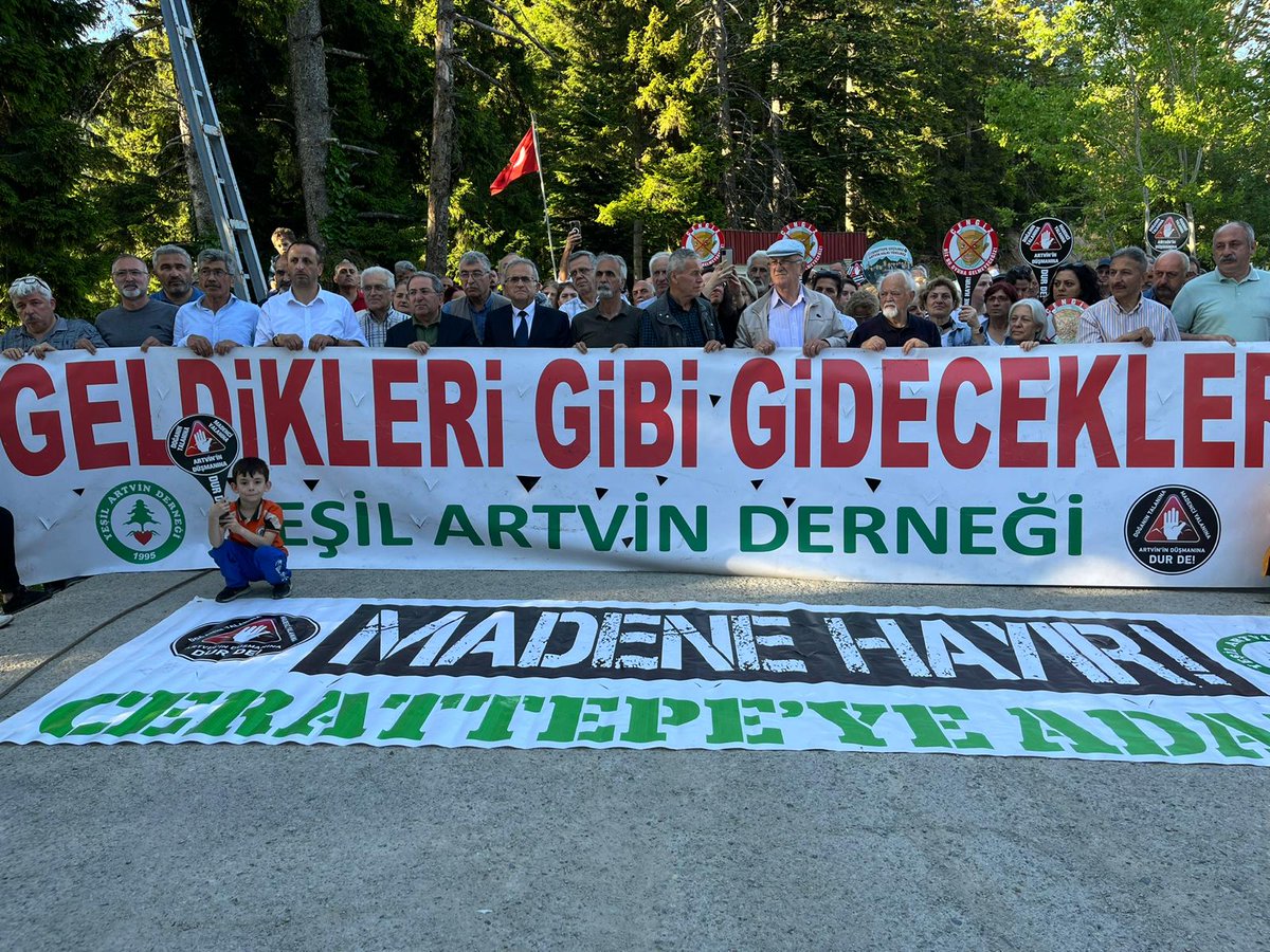yesilartvinder's tweet photo. 🌍 Dünya Çevre Günü’nde Cerattepe’de basın açıklamamızı yaptık. Doğamızı koruma kararlılığımızı vurguladık. Hep birlikte çevremizi savunmaya devam edeceğiz.
#Vazgeçmeyeceğiz
 #DünyaÇevreGünü 🌿 https://t.co/dLxo3CvDMf