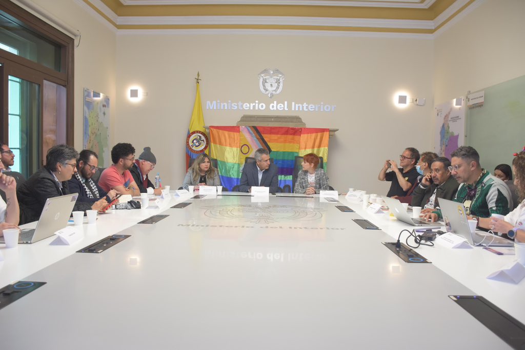 MinInterior's tweet photo. #AEstaHora 🕢 l Atendemos a las organizaciones de los sectores sociales LGBTIQ+, para concertar acciones puntuales ante la creciente problemática en materia de seguridad que atraviesa este colectivo en el territorio nacional. ⤵️ https://t.co/MBYe72XS6I