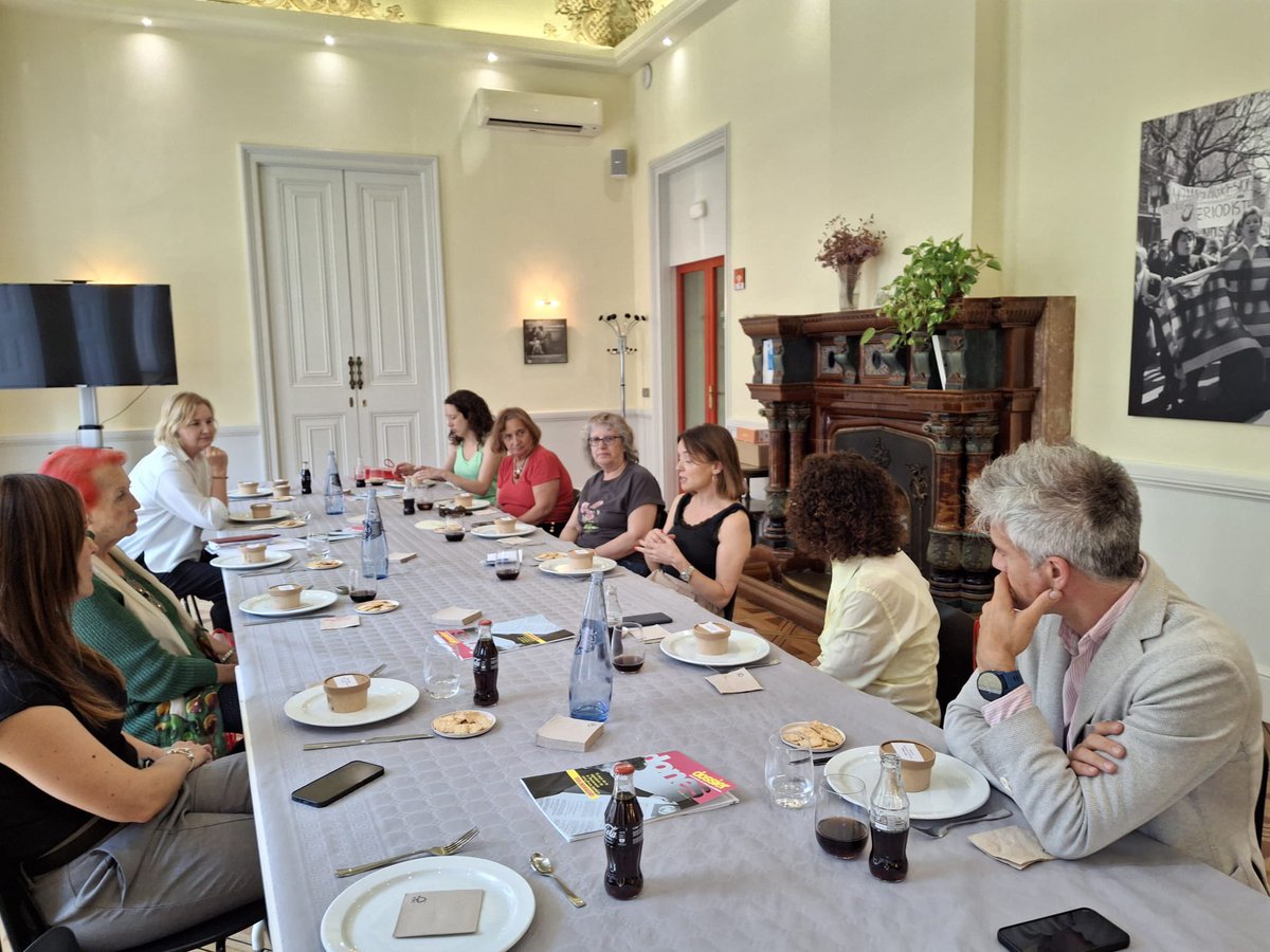 🟣 L’ADPC assisteix a la presentació de la 8a edició de Gira Mujeres, de <a href="/CocaColaEP/">Coca-Cola Europacific Partners</a>, amb Igone Bartumeu, gerent de Public Affairs, Comunicació i Sostenibilitat de Coca-Cola European Partners.

📍 <a href="/periodistes_cat/">Col·legi de Periodistes de Catalunya</a>