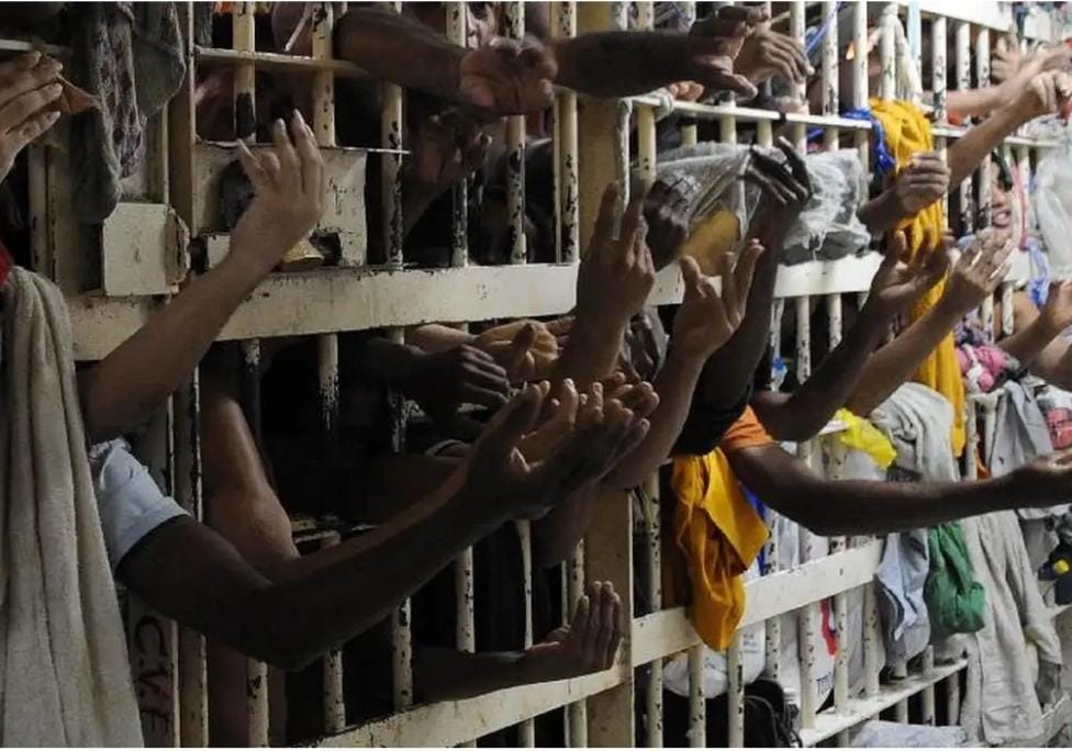 Tá lotado? É só não cometer crime que não vai pra lá. Trouxa.