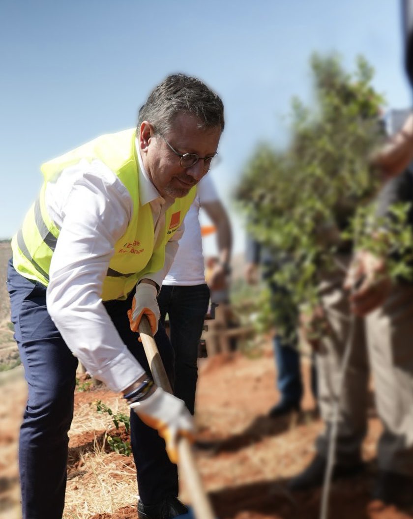 🌍 A travers #OrangeEngageforChange , la nouvelle initiative d' <a href="/orangeafrica/">Orange Africa & Middle East</a> nous offrons à nos salariés les moyens de s'investir dans des projets à impact positif et contribuons au développement durable de nos communautés. Ensemble créons le changement!