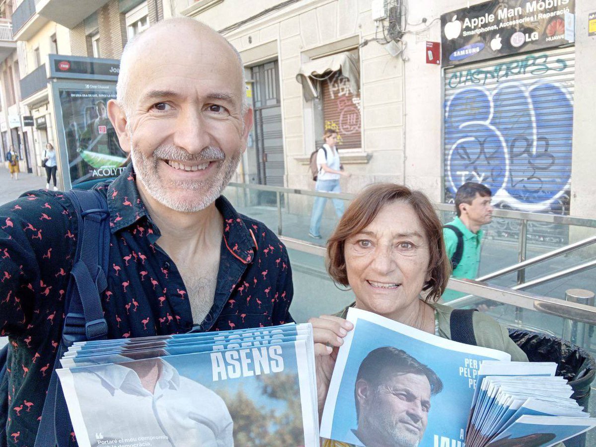 bcnencomu's tweet photo. Aquest matí hem sortit a les boques de metro de Barcelona per compartir amb veïns i veïnes quin és el projecte de @SomComuns per defensar la pau, el planeta i el futur a Europa amb @Jaumeasens ❤️

Moltíssimes gràcies a tots i totes! https://t.co/2NC7juaS1r
