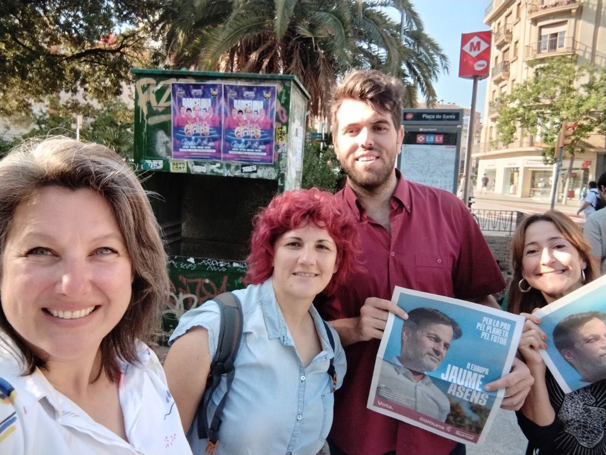 bcnencomu's tweet photo. Aquest matí hem sortit a les boques de metro de Barcelona per compartir amb veïns i veïnes quin és el projecte de @SomComuns per defensar la pau, el planeta i el futur a Europa amb @Jaumeasens ❤️

Moltíssimes gràcies a tots i totes! https://t.co/2NC7juaS1r
