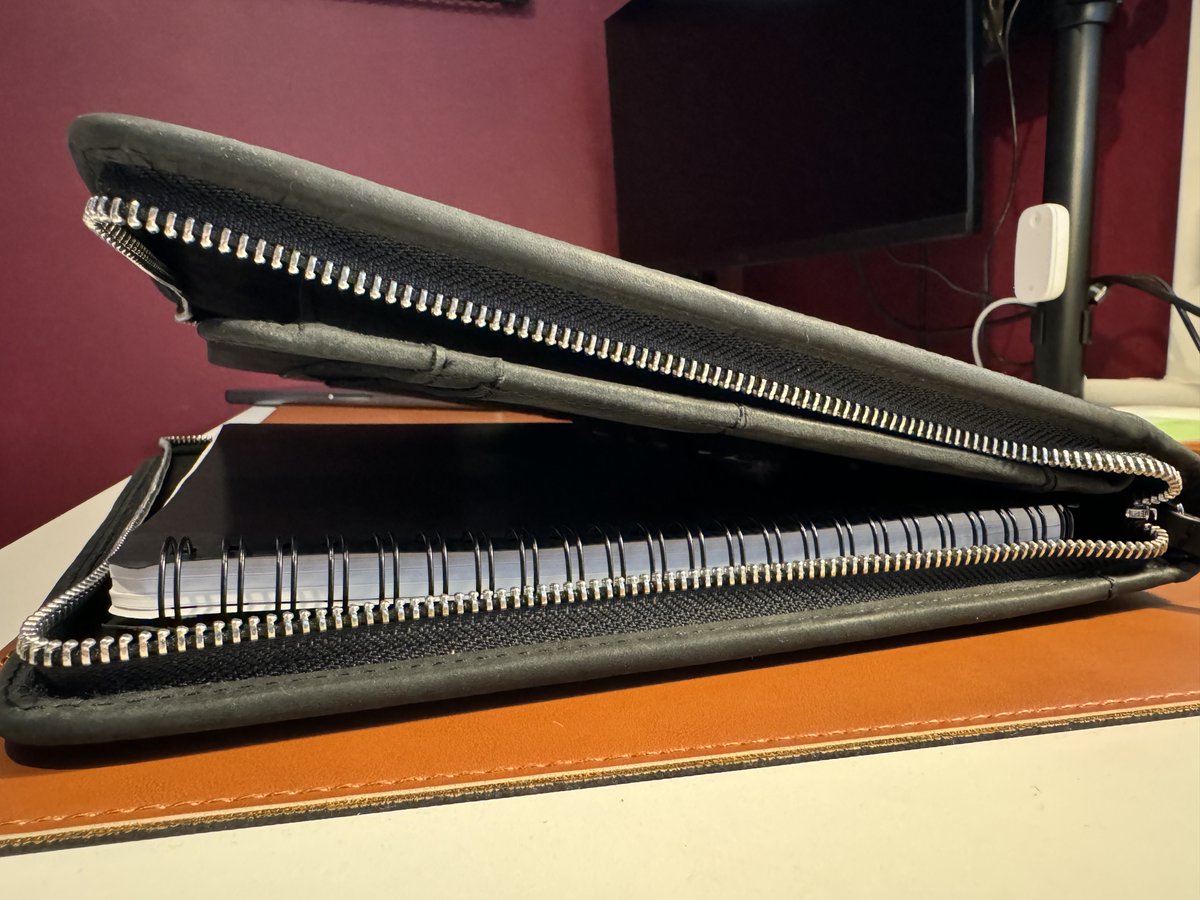 SerialComplainr's tweet photo. @madebyendless I've just wasted a ton of 💰 on this A4 and the A5 folio. Not fit for purpose. This happens when I attach a pen, to the pen _holder_. I have to force it shut, and therefore risk damaging my expensive pens. #Endless #Stationary #FountainPen #FountainPens https://t.co/7iUwbvtpB4